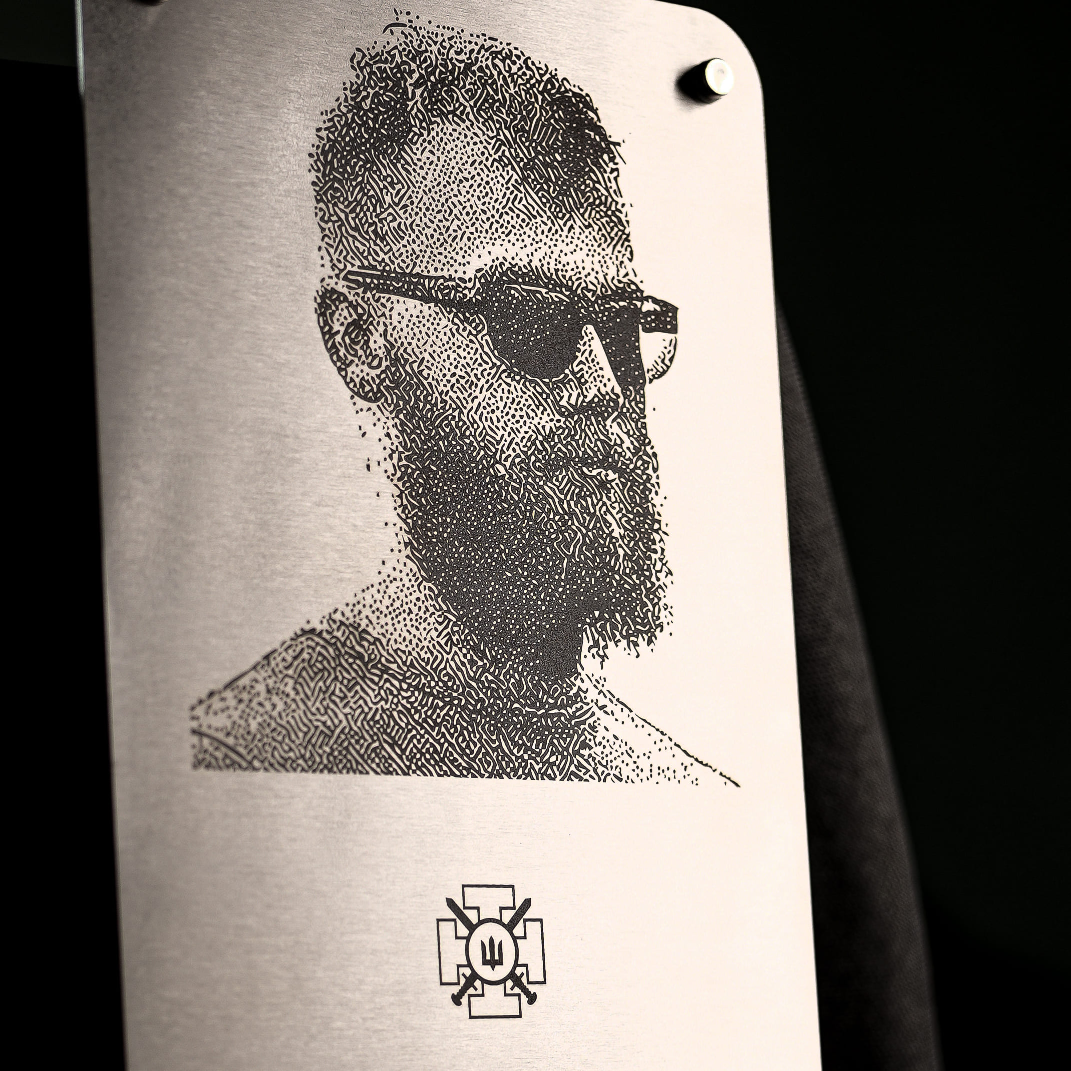 Крупний план портрета Івана Коваленка, вигравіруваного на алюмінії