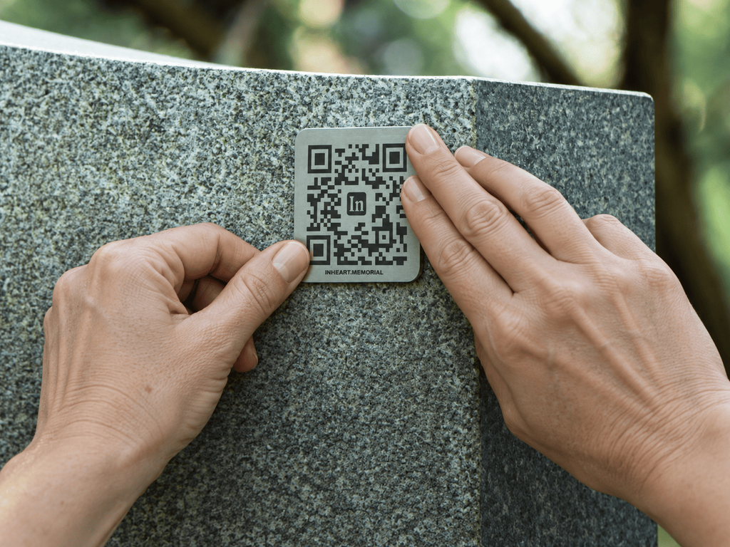 Встановлення металевого QR-коду Inheart на гранітний памʼятник без свердління
