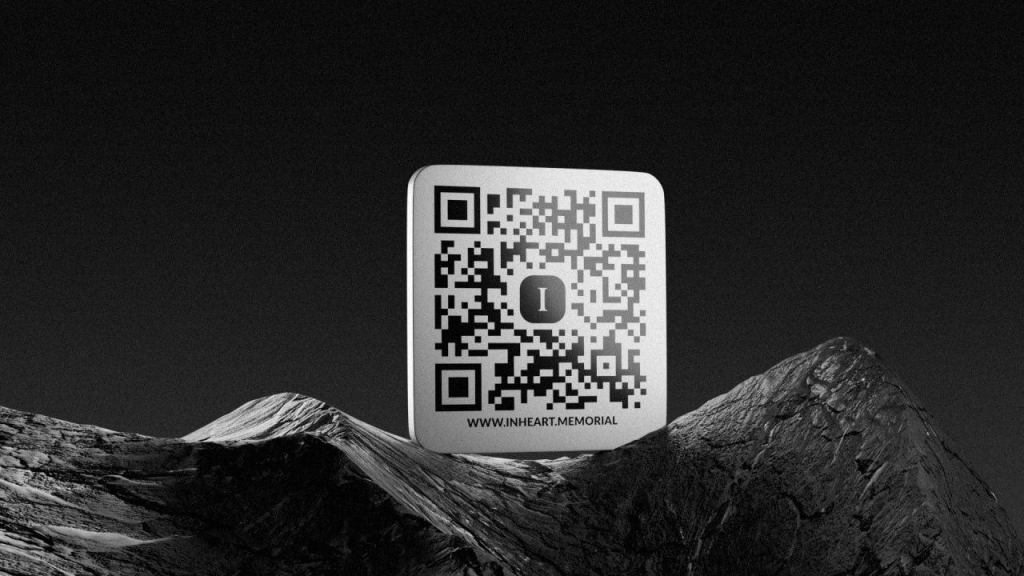 QR-код на памʼятнику — металева табличка Inheart Memorial