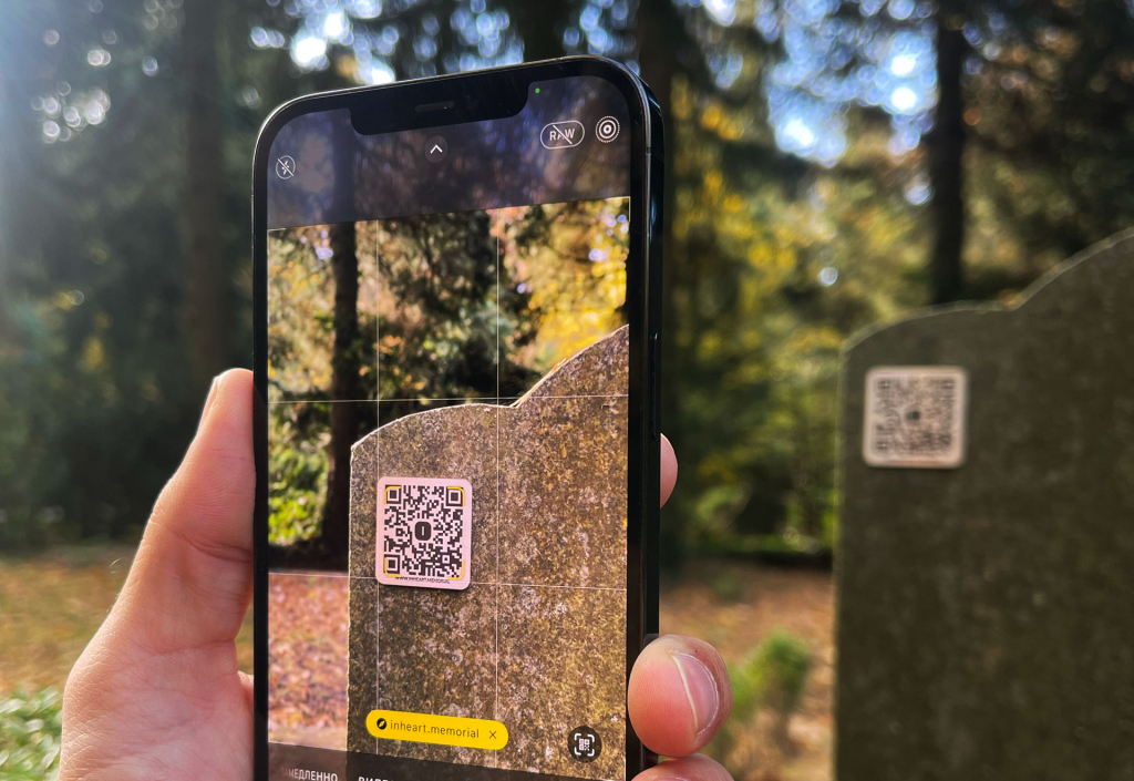 QR-код на памʼятнику — металева табличка Inheart Memorial