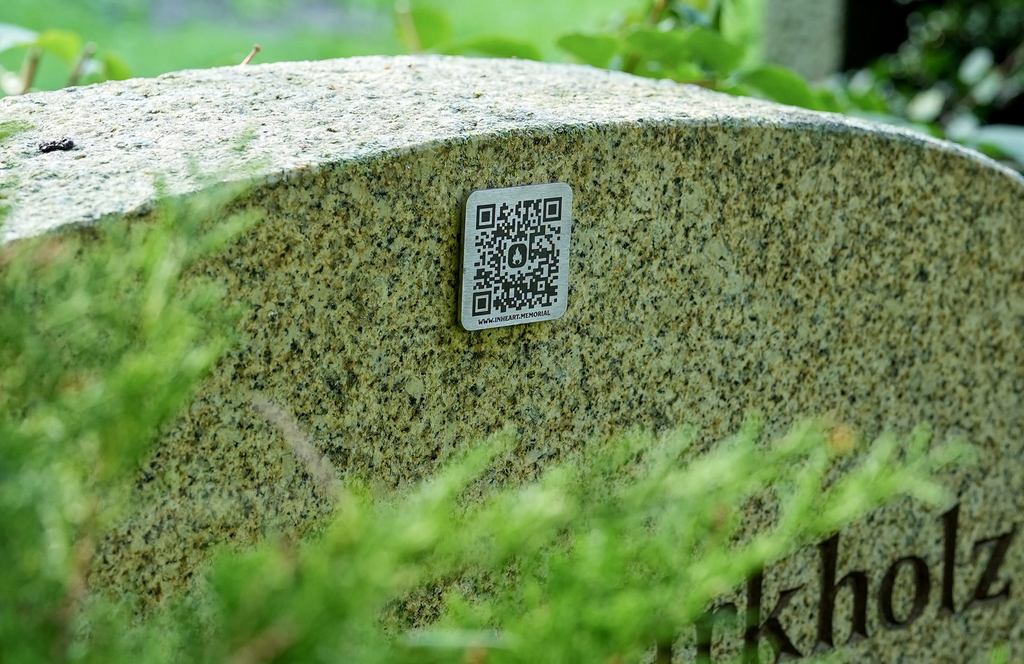 Металевий QR-код Inheart на гранітному памʼятнику через рік після встановлення. Скільки служить QR-код на памʼятнику
