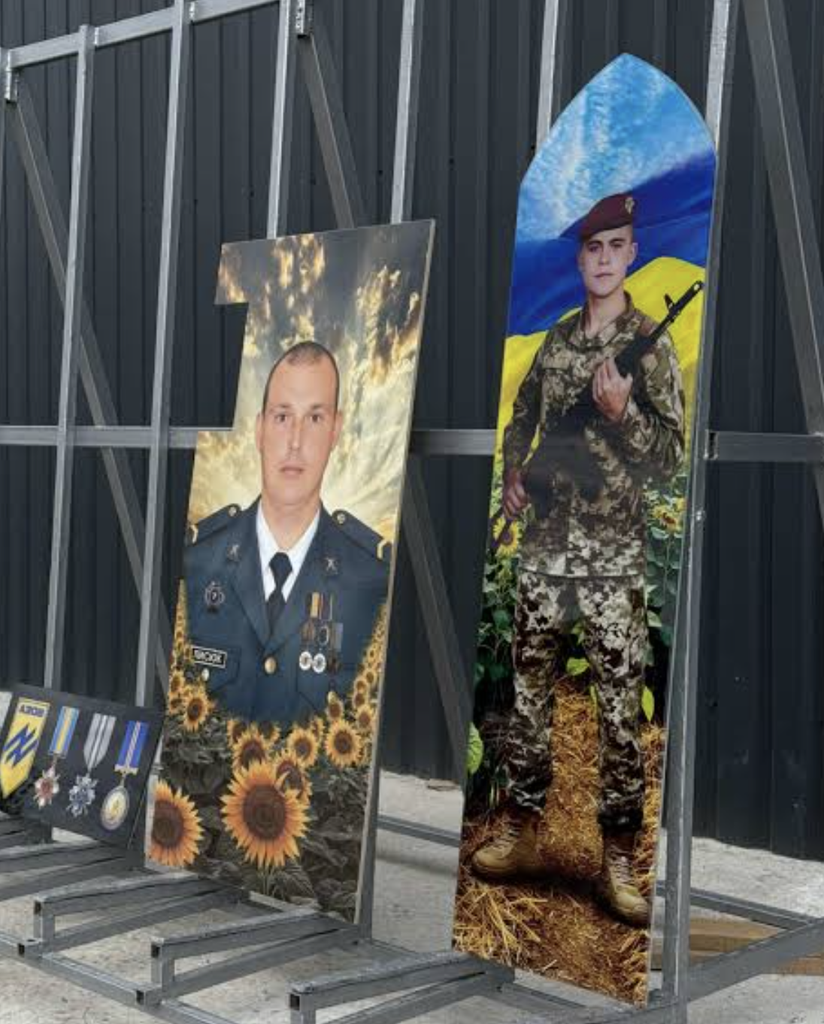 Фото на пам’ятник: кольорові портрети захисників на повний зріст у майстерні