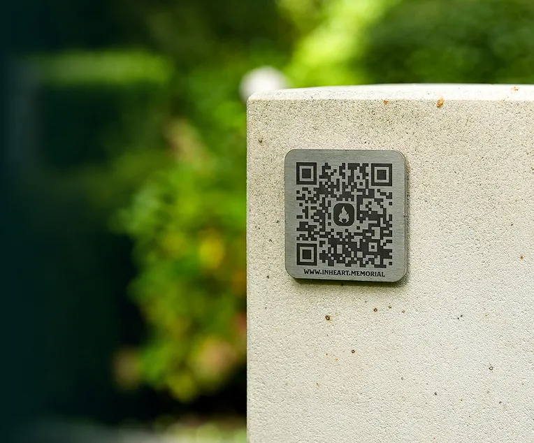 Металева QR-табличка Inheart на світлому кам’яному пам’ятнику