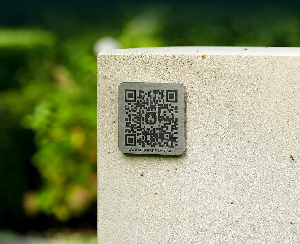 Металева QR-табличка Inheart на світлому кам’яному пам’ятнику