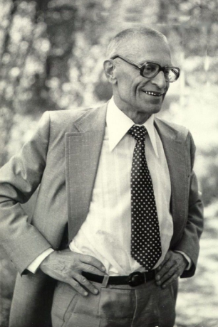 стара фотографія на меморіалу Амосова